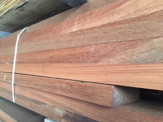 Jarrah lumber's straight grain along the sides. ©
